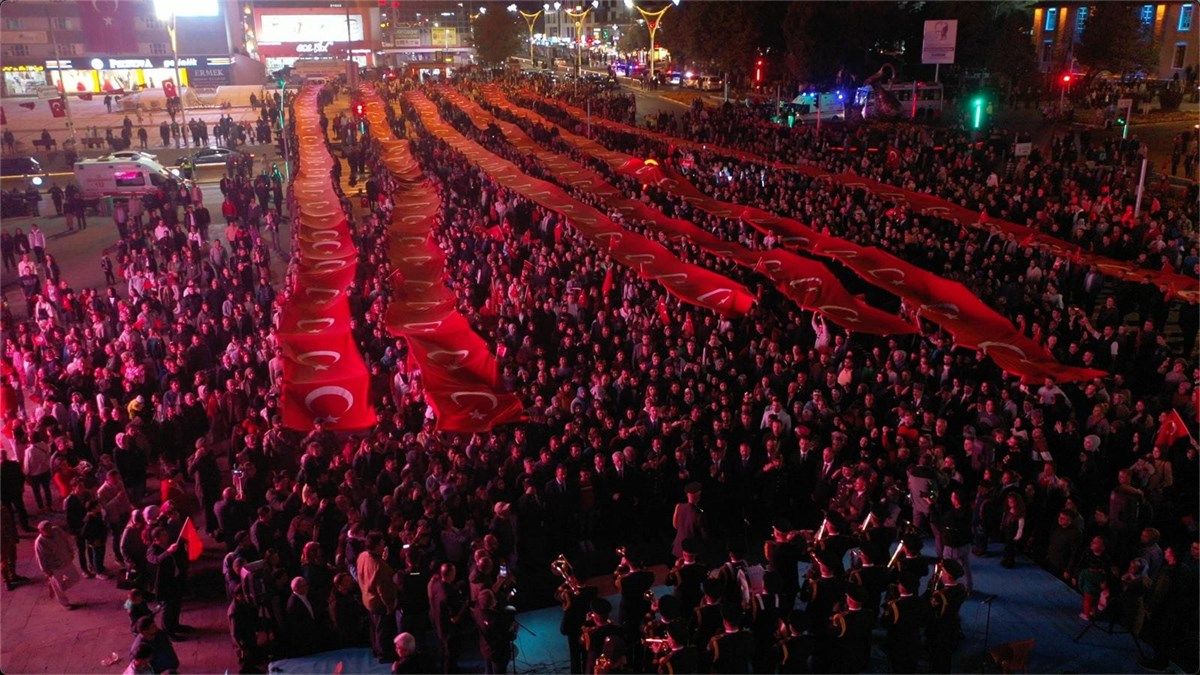 100’üncü yıl bayrak yürüyüşüne binlerce kişi katıldı
