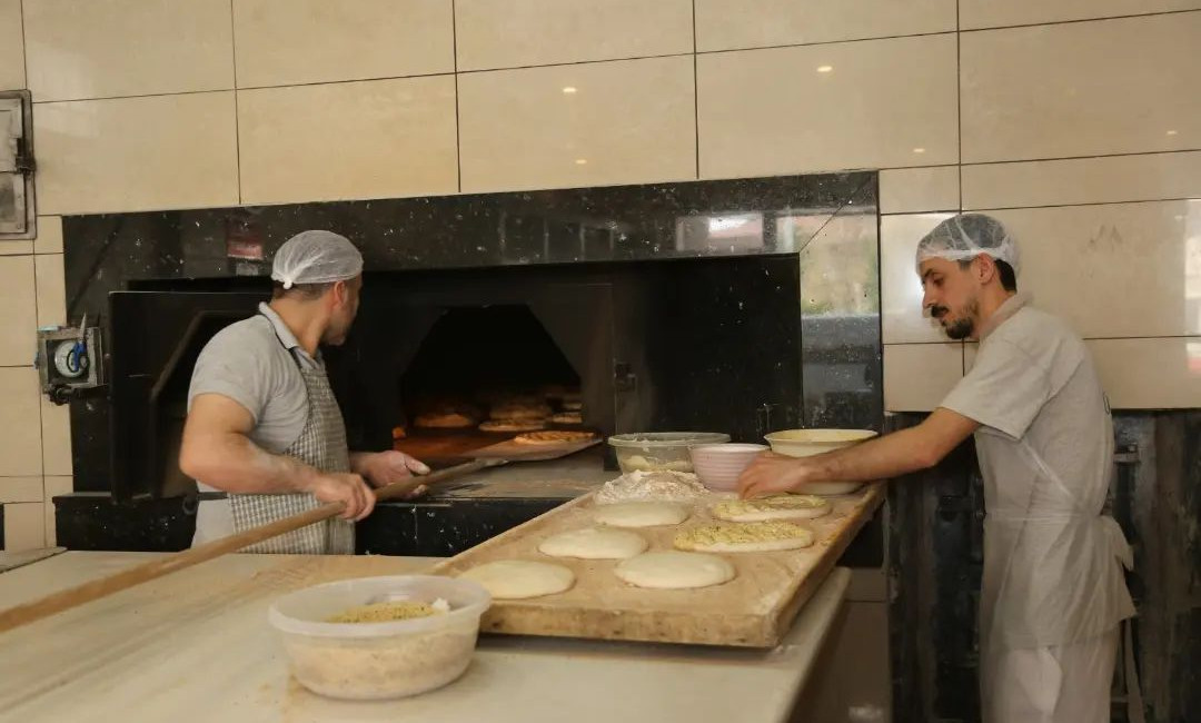 200 derece ateş başında ekmek pişiren fırıncı esnafı, vatandaşın ekmek