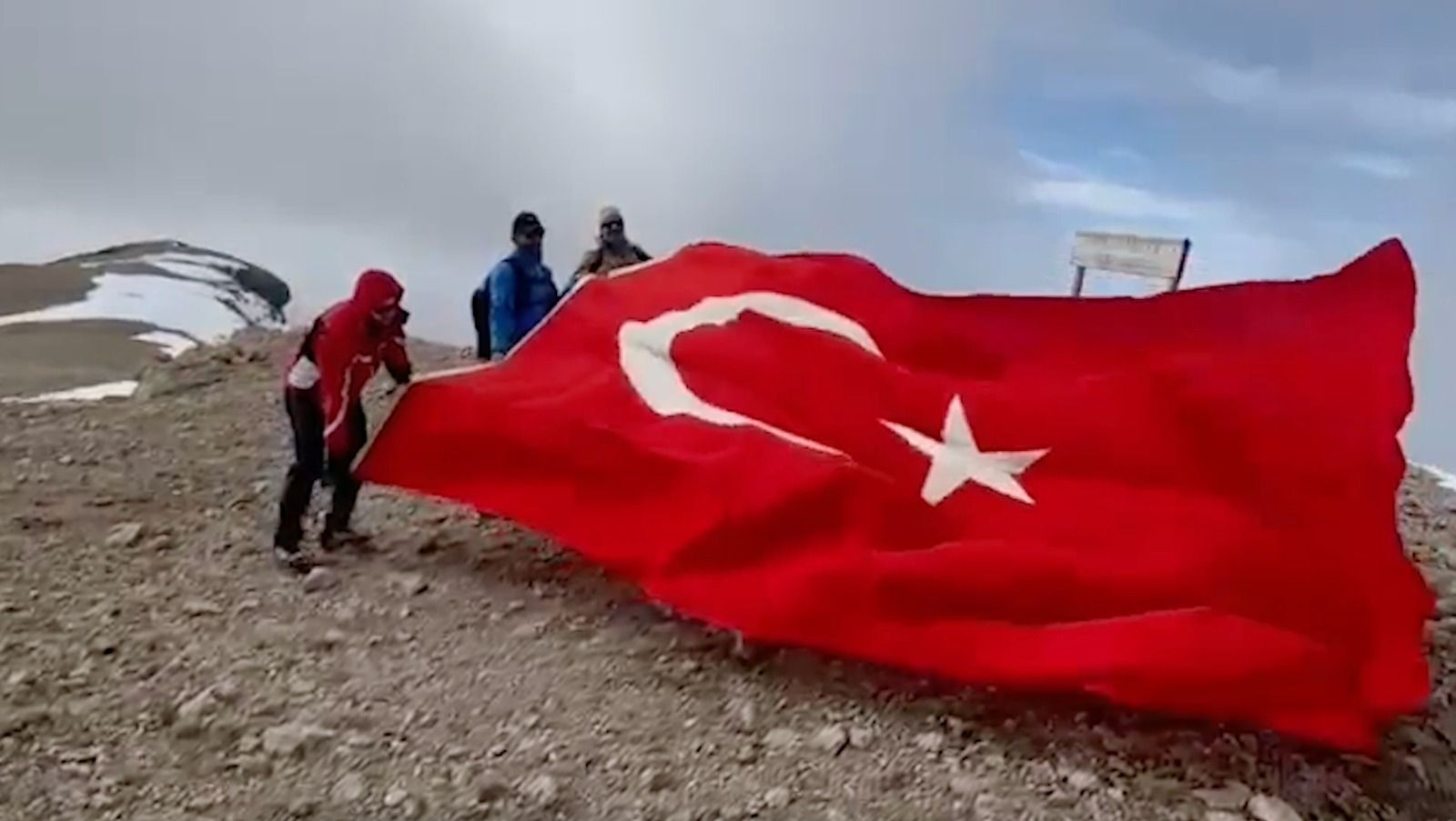 3 bin 300 rakımlı Ergan Dağı zirvesinde Cumhuriyet Bayramı kutlaması