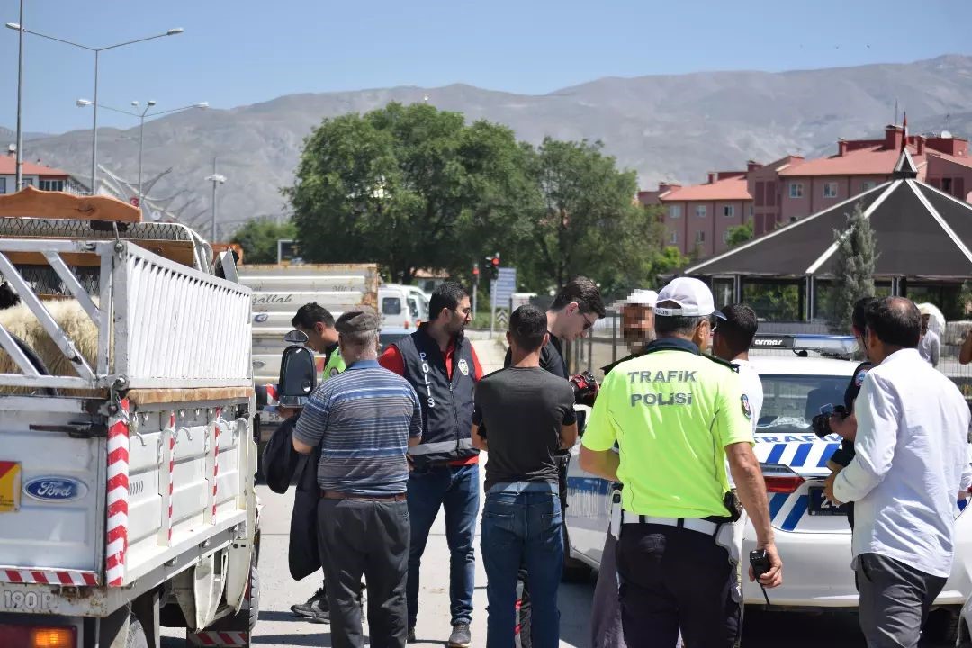 ERZİNCAN’DA ÇEŞİTLİ SUÇLARDAN ARANMASI BULUNAN KİŞİLERE YÖNELİK YAPILAN UYGULAMALARDA TOPLAMDA