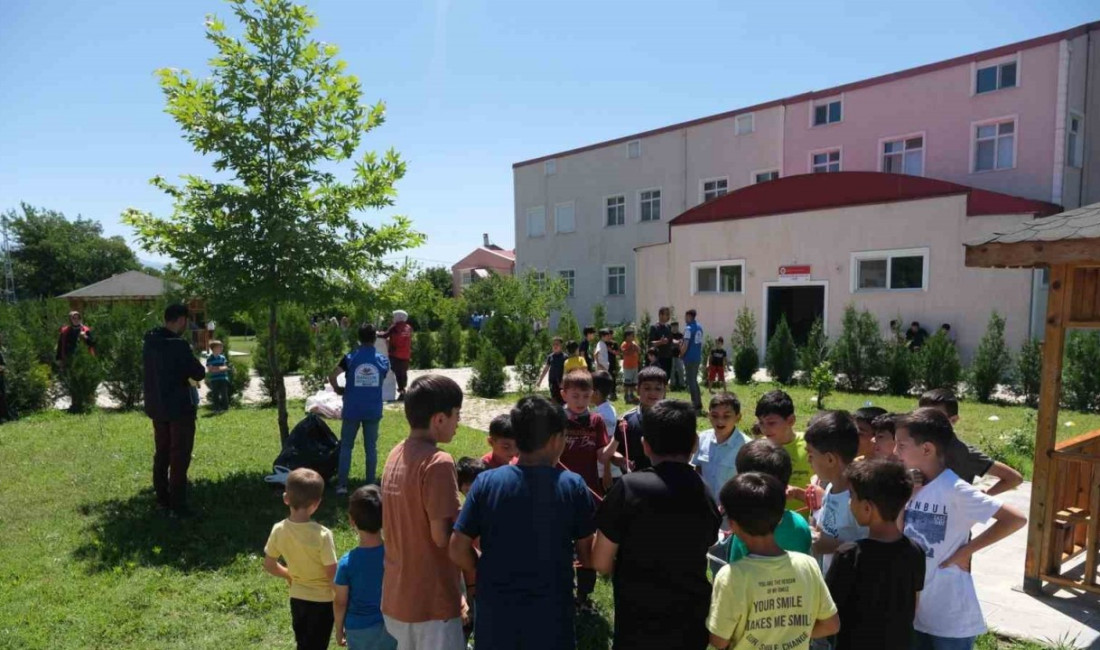 Erzincan’da hizmete yeni açılan Abdurrahim Reyhan Hz Camisinde kız ve