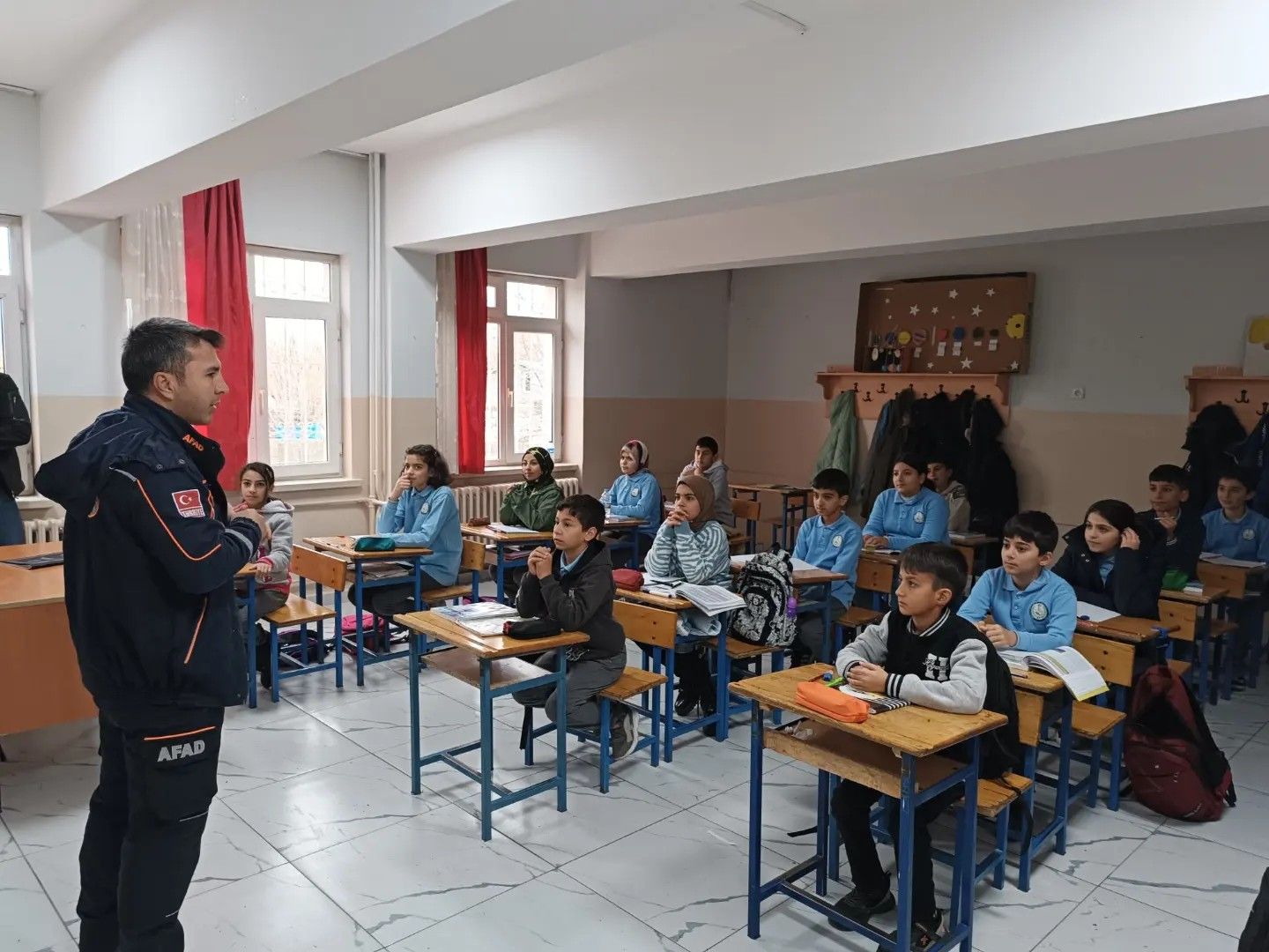 Erzincan  AFAD İl Müdürlüğü, okullarda eğitim faaliyetlerini sürdürüyor.