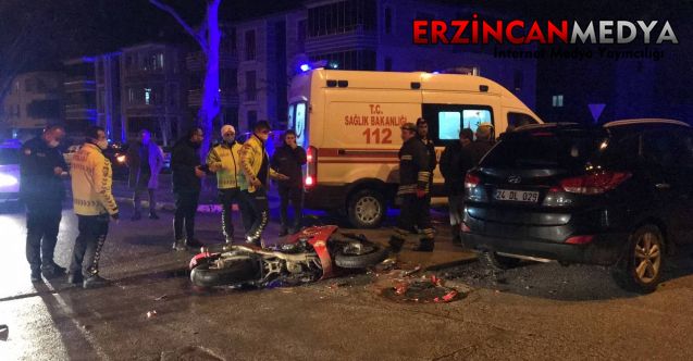 Erzincan’da motosikletin otomobilin altında kalması sonucu sıkışan bir kişi yaralandı.