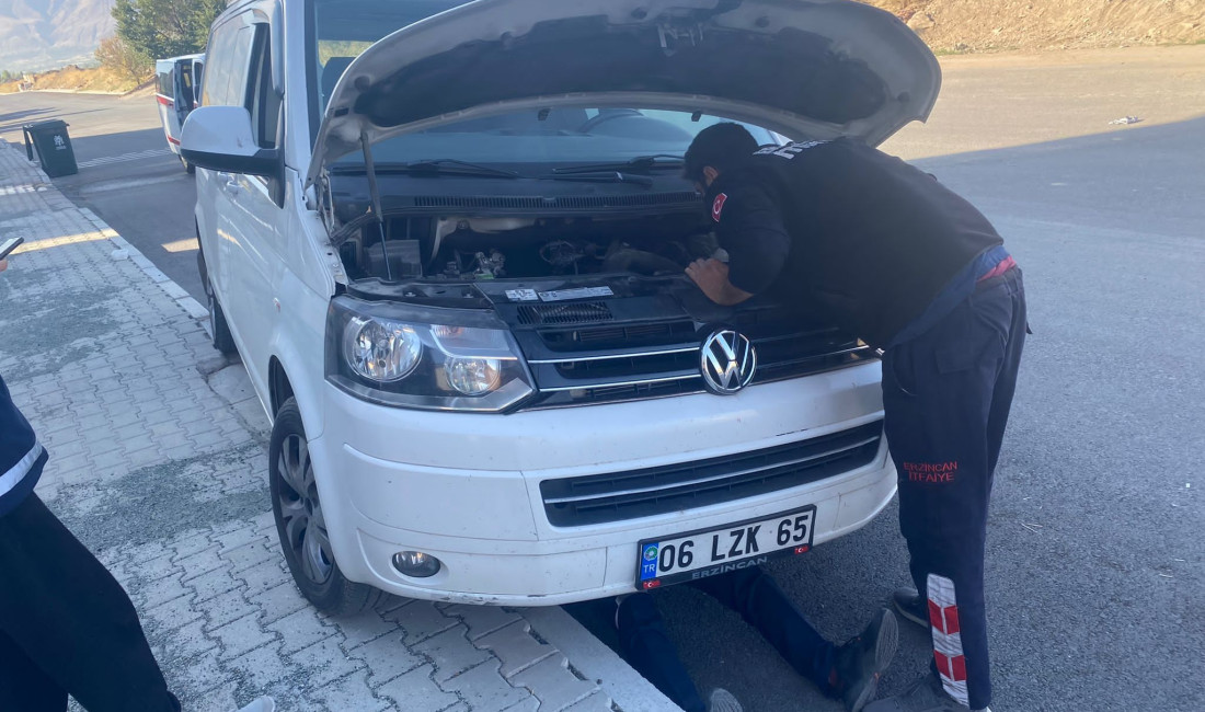 Erzincan’da  bir aracın motor kısmına girerek sıkışan yavru kedi, itfaiye