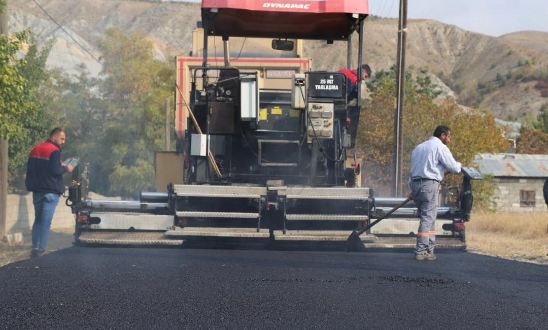 Erzincan’ın merkeze bağlı Keklikkayası Mahallesinde asfalt serimi yapılıyor.