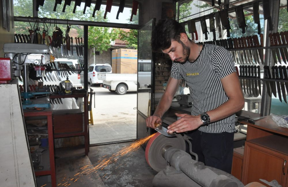 Erzincan’da bıçak bileme ustası ailenin dördüncü kuşak temsilcisi 23 yaşındaki