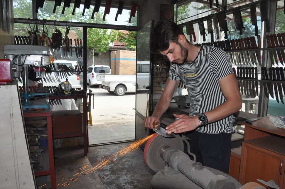 Erzincan’da bıçak bileme ustası ailenin dördüncü kuşak temsilcisi 23 yaşındaki