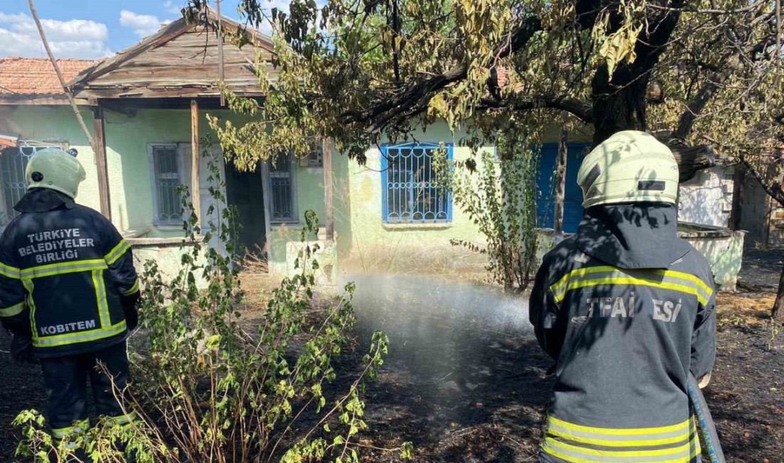 Erzincan’da müstakil evin bahçesinde tutuşan kuru otlar yandı.