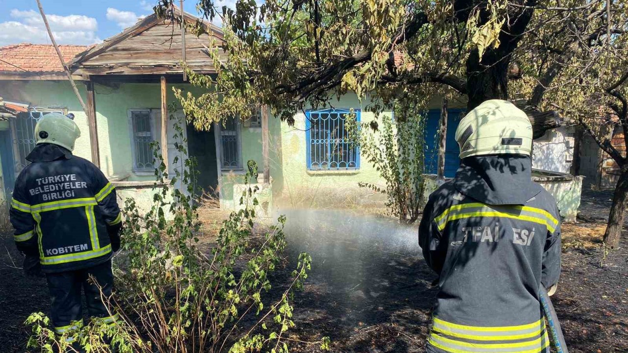 Erzincan’da müstakil evin bahçesinde tutuşan kuru otlar yandı.