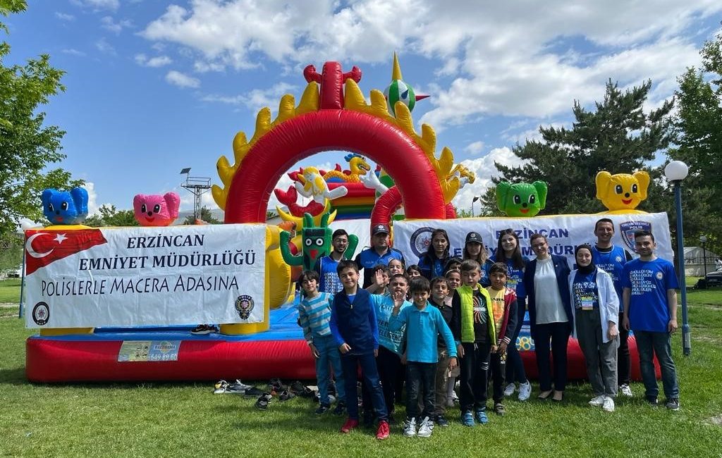 Okulların bahçelerine polisler tarafından kurulumu ve kullanımı gerçekleştirilen ’Balon Park’