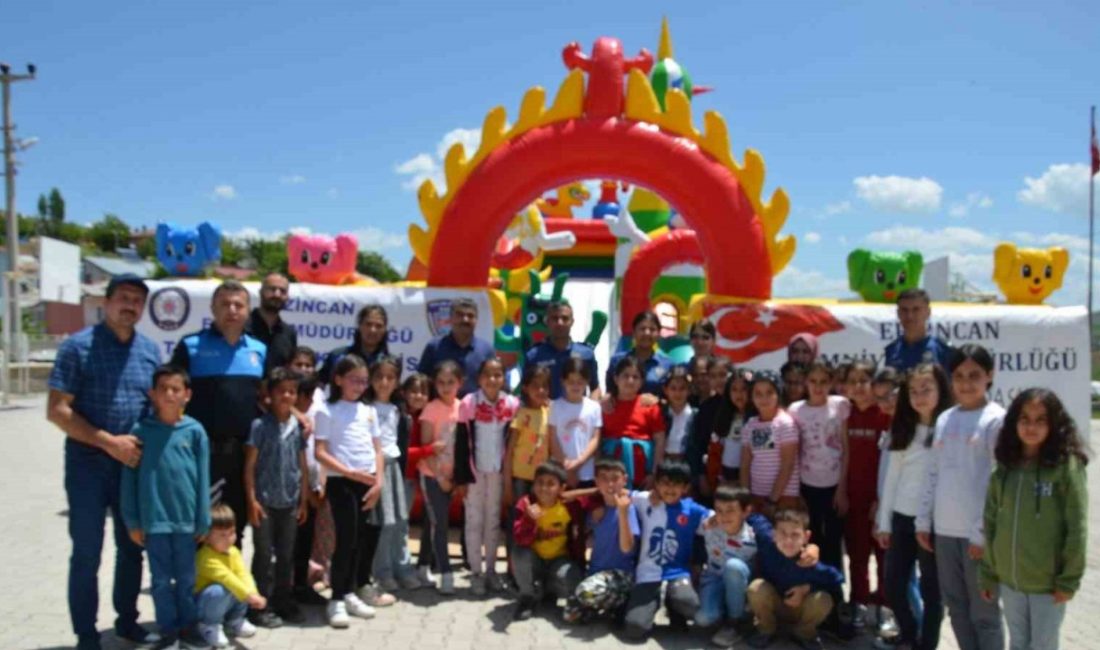 Erzincan’ın Tercan ilçesinde Mamahatun 17 Şubat ilkokulu bahçesinde polisler tarafından