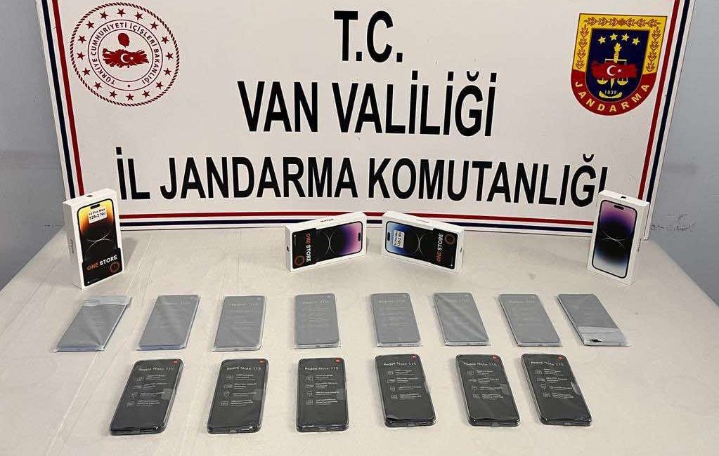 Van’ın Başkale ilçesinde bir araçta yapılan aramada 18 adet gümrük