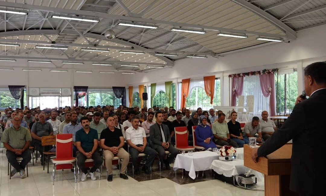 Erzincan Belediye Başkanı  Bekir Aksun, belediye personelleri ile  bir araya