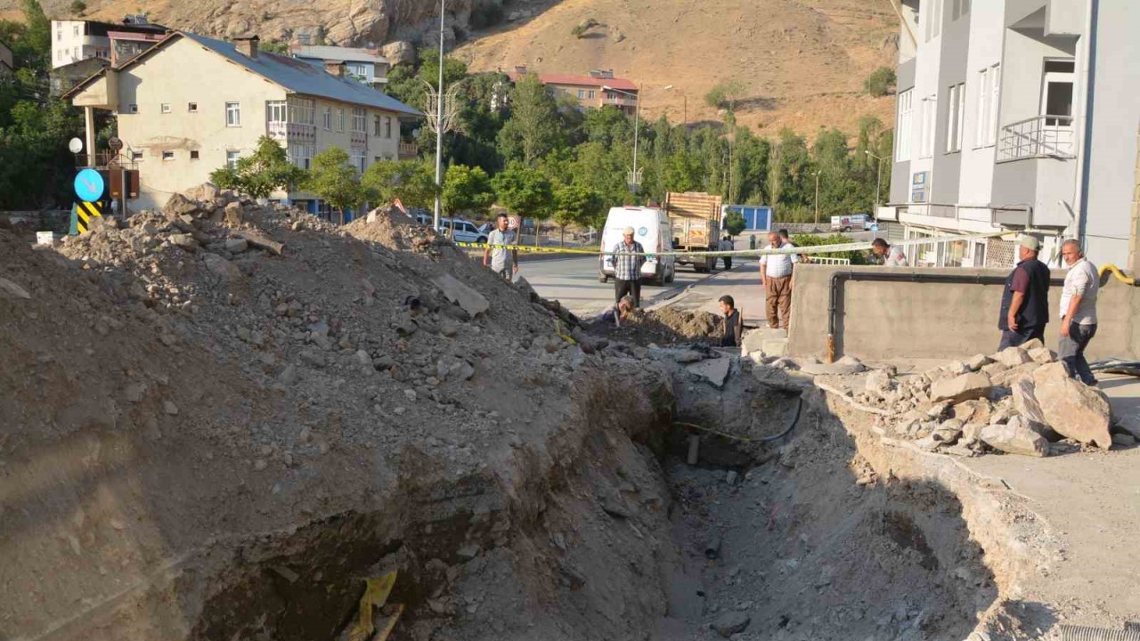 HAKKARİ BELEDİYESİ SU VE KANALİZASYON İŞLERİ MÜDÜRLÜĞÜ EKİPLERİ, SICAKLARIN HER