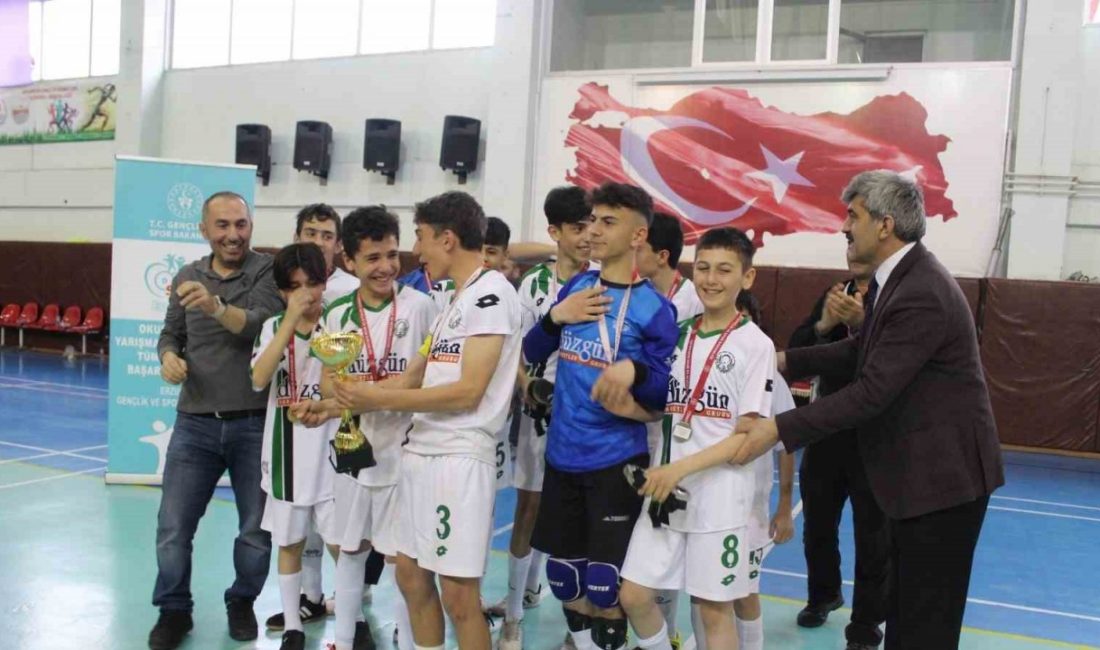 İbrahim Hakkı Kubilay İmam Hatip Ortaokulu Yıldız Futsal Takımı’nın iki