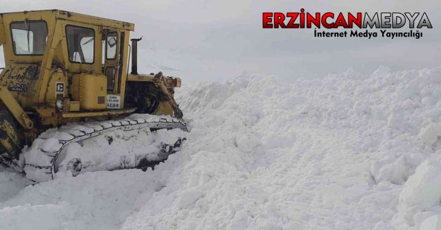 Erzincan’ın Çayırlı ilçesinde etkili olan kar yağışı nedeniyle kapanan köy