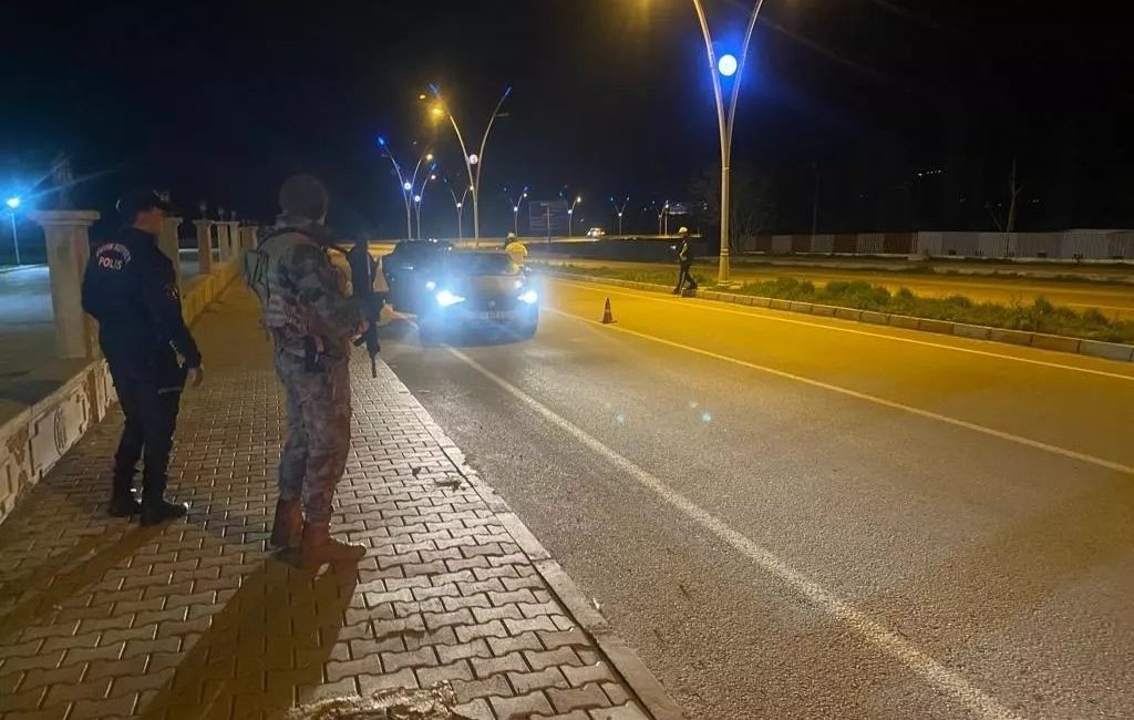 Erzincan’da polis ekiplerince geçtiğimiz ay içerisinde yapılan denetimlerde çeşitli suçlardan