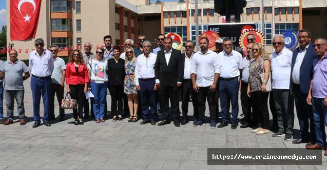 CHP Teşkilatından Atatürk Anıtına Çelenk
