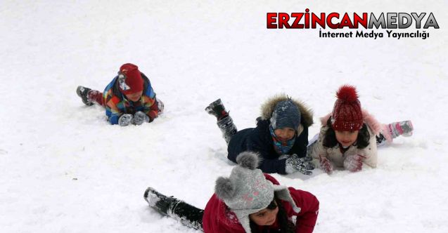 Erzincan’da etkisini artıran kar yağışı dolayısıyla bugün öğleden okullar tatil