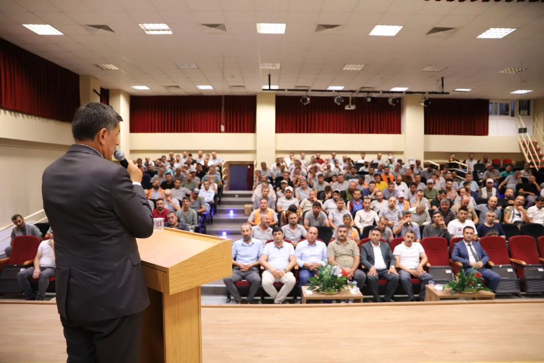 Erzincan Belediye Başkanı  Bekir Aksun Belediye Temizlik İşleri Müdürlüğü çalışanları