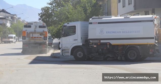 Erzincan Belediyesi Temizlik İşleri Müdürlüğü ekipleri şehri baştan aşağı temizliyor.