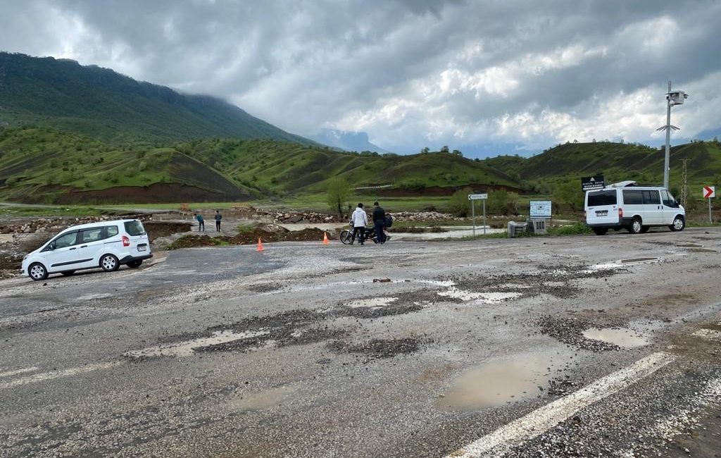 HAKKARİ'NİN DERECİK İLÇESİNDE ETKİLİ OLAN SAĞANAK YAĞIŞ KÖPRÜLERİ YIKTI, KÖY