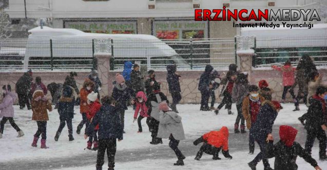 Erzincan’da ilköğretim öğrencileri ders öncesi karla kaplı okul bahçesinde doyasıya