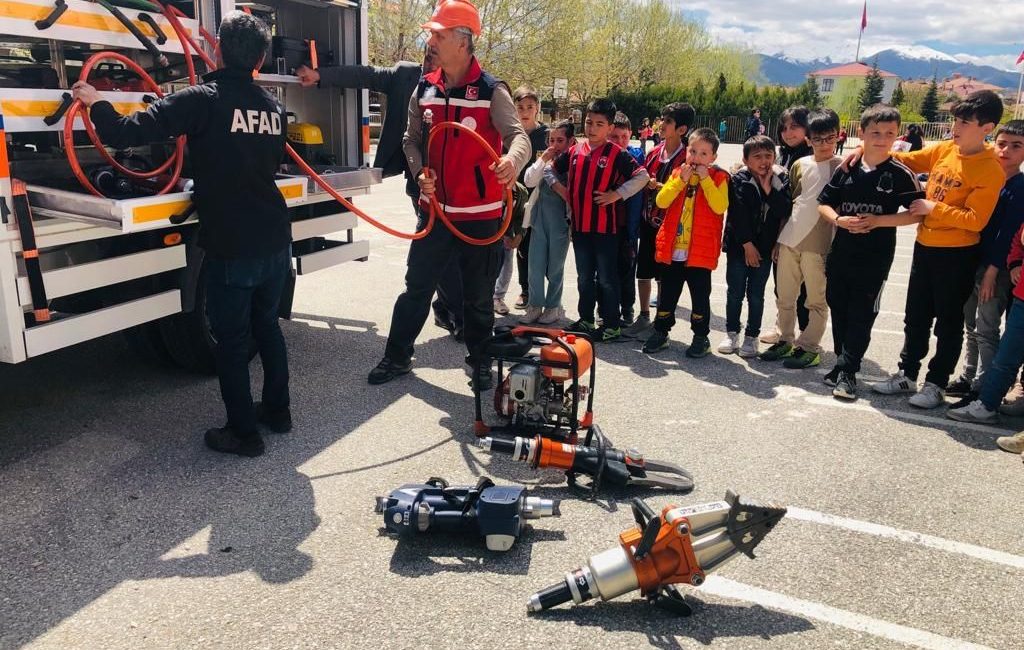 Erzincan’da İlkokulu öğrencilerine “Dersimiz Deprem Yaşasın Önlem” temalı farkındalık eğitimleri