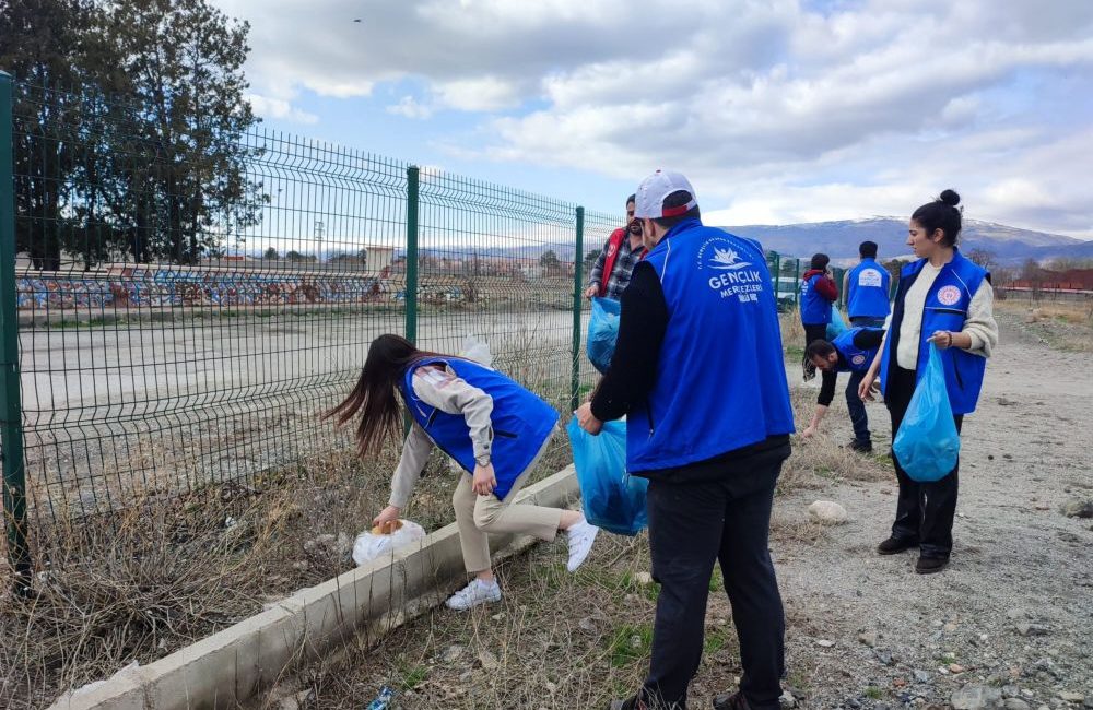 GSB Erzincan Gençlik Merkezleri gönüllüleri ‘Doğayı Sev Yeşili Koru’ etkinliğinde