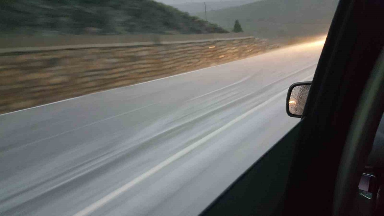 Erzincan’da etkili olan dolu yağışı günlük yaşamı olumsuz etkilerken yollar