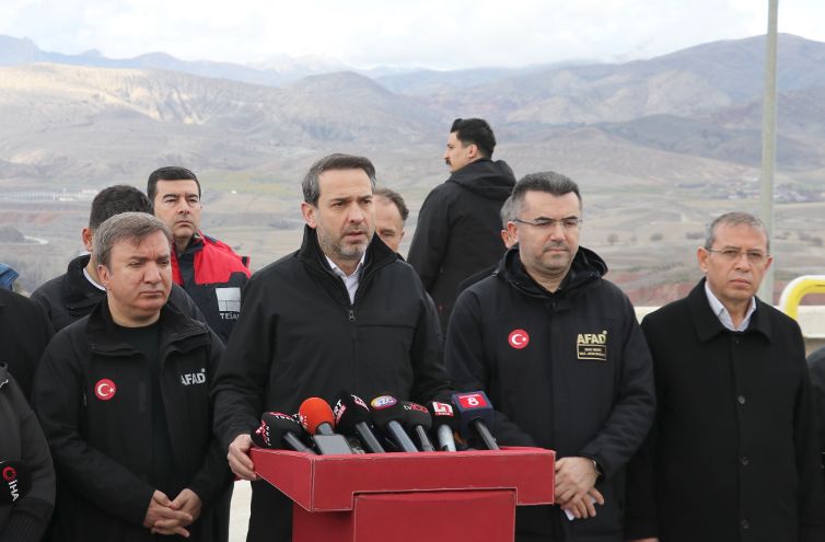 Erzincan'da konuşan Bakan Bayraktar, toprak kaymasının ardından yaşanan sürecin koordinasyonunu