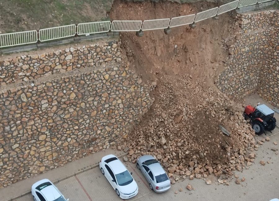 Elazığ’da etkili olan sağanak yağış sonrasında istinat duvarı çöktü.