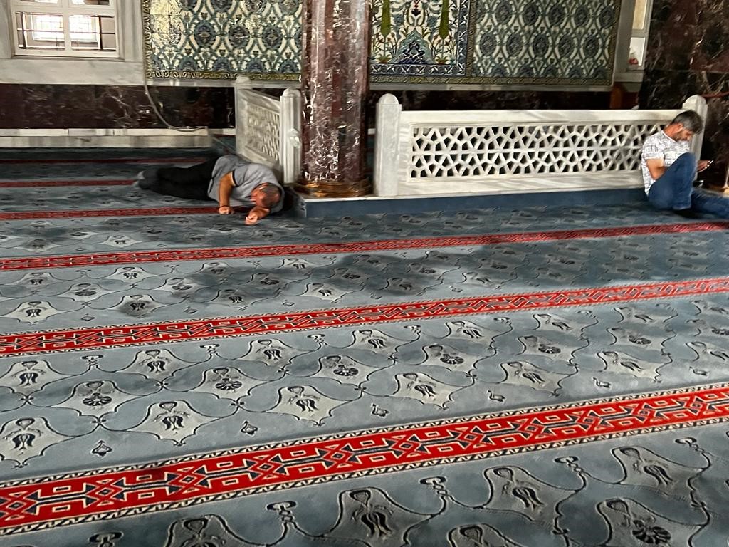 ELAZIĞ’DA VATANDAŞLAR BUNALTAN SICAKLARDAN  KORUNMAK İÇİN CAMİLERDE SERİNLİYOR.