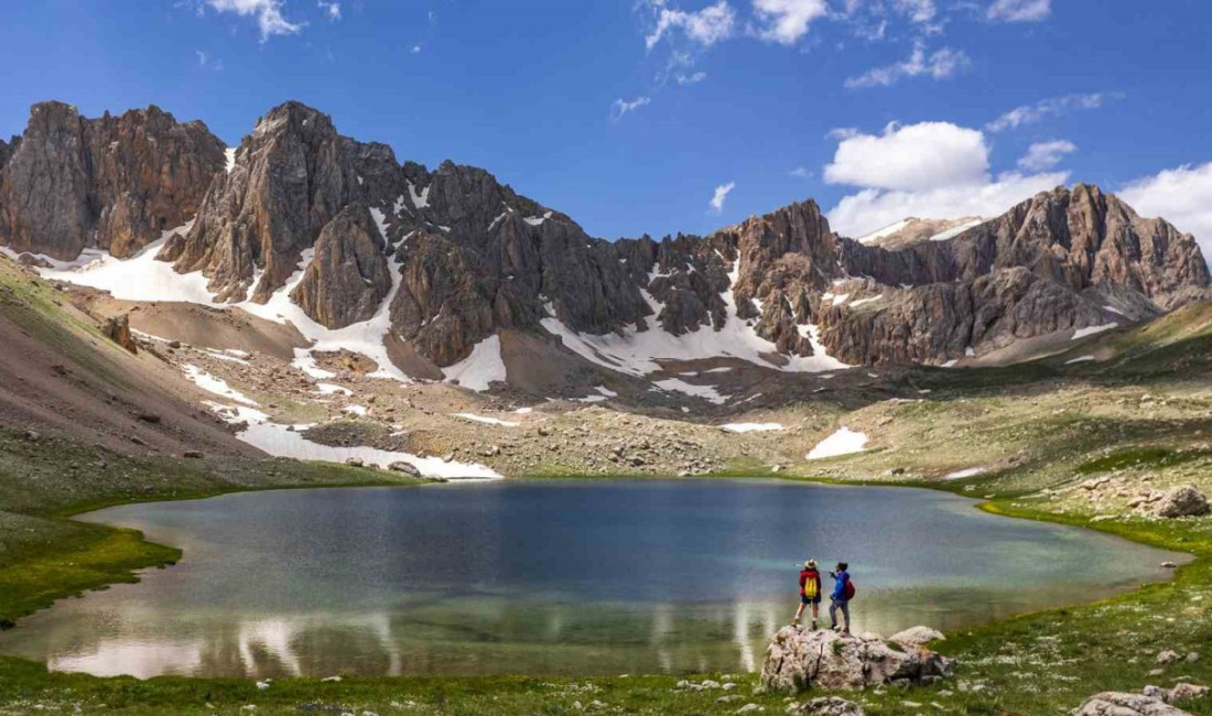 Erzincan gölleri, akarsuları, kaplıca suları, dağları, yaylaları ve vadileriyle oldukça