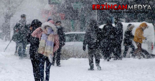 Erzincan kent merkezinde etkili olmaya başlayan kar yağışı, vatandaşların yüzünü