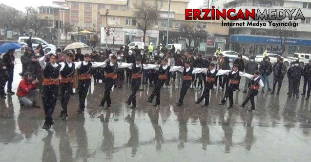 Erzincan’ın düşman işgalinden kurtuluşunun 104. yıldönümü kapsamında Cumhuriyet Meydanı’nda Erzincan