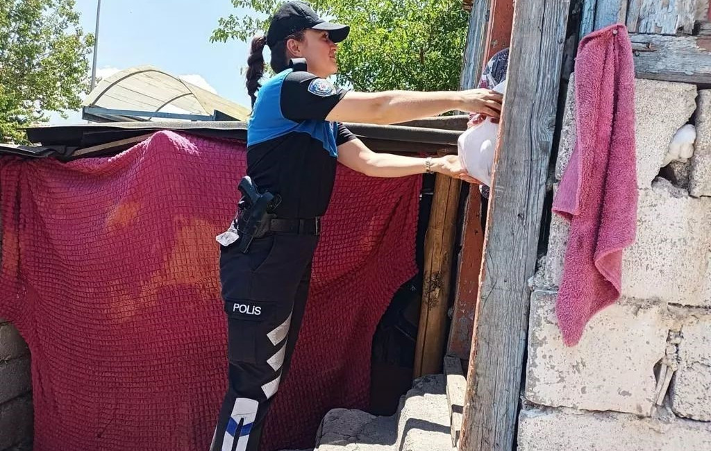 Erzincan’da Toplum Destekli Polislik Şube Müdürlüğü ekiplerince ihtiyaç sahibi ailelere