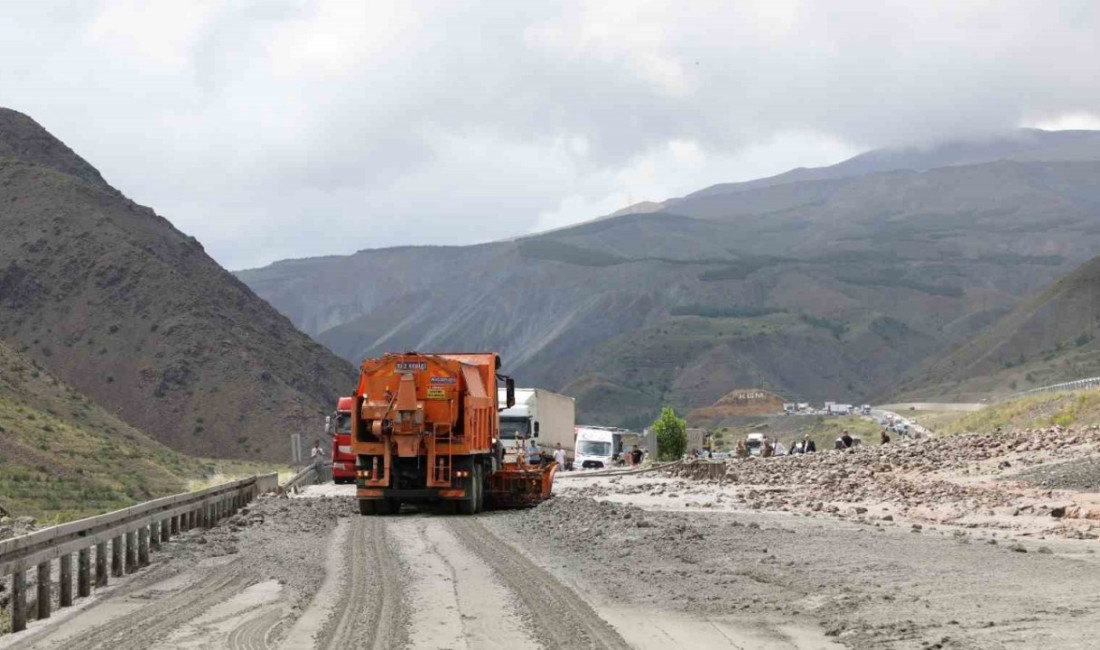 Erzincan’da etkili olan sağanak yağış sonucu sel sularının taşıdığı çamur