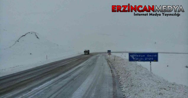 Erzincan’da gece saatlerinde etkili olan kar yağışı kenti beyaza bürüdü.