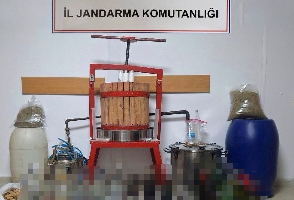 Erzincan’da jandarma ekipleri tarafından 4 şüpheli şahsın ikametinde yapılan aramada