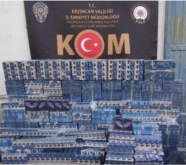 Erzincan’da bir araç içerisinde 7 bin 900 paket kaçak sigara