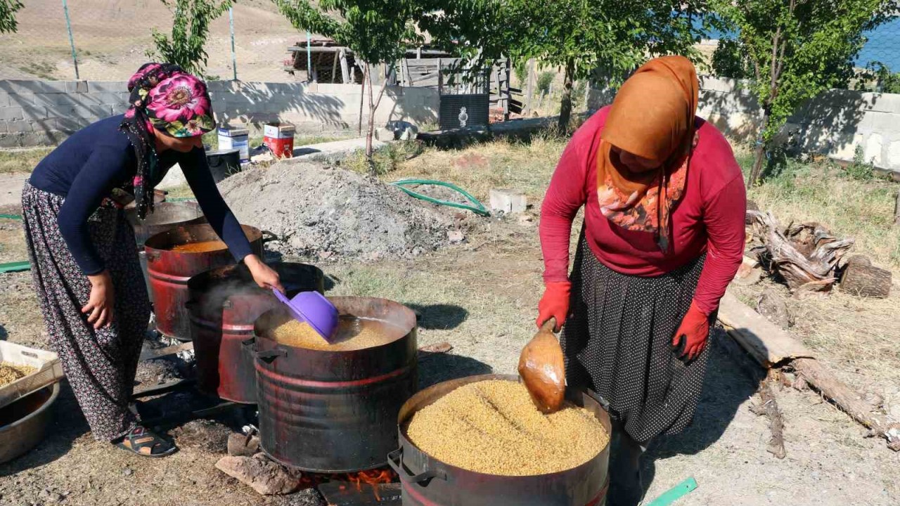 Erzincan’ın Kemah ilçesinde vatandaşlar dev kazanlarda buğday kaynatarak kışa hazırlık