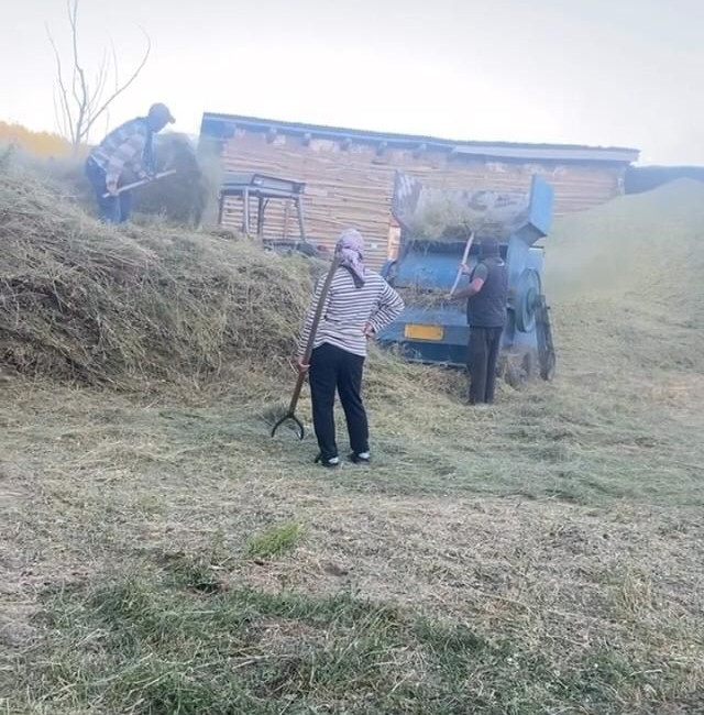 Erzincan’da hasat mevsiminin gelmesiyle birlikte çiftçilerin kış hazırlıkları da başladı.