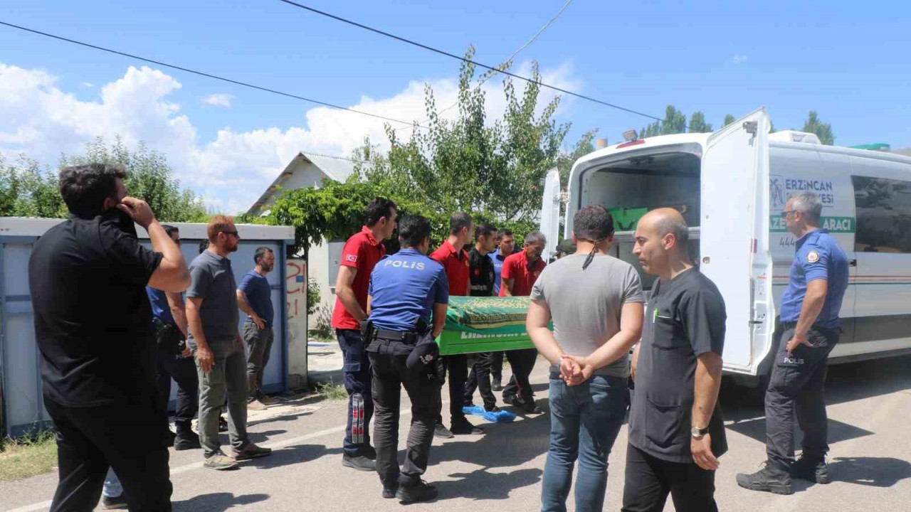 Erzincan’da emekli ve 4 çocuk babası evinin bahçesinde kafasına kürekle