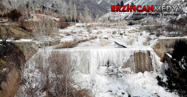 Soğuk havanın etkili olduğu Erzincan’da dereler buz tuttu.