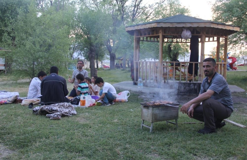 Erzincan’da hafta sonu tatilini fırsat bilen vatandaşlar Ekşisu Mesire Alanına