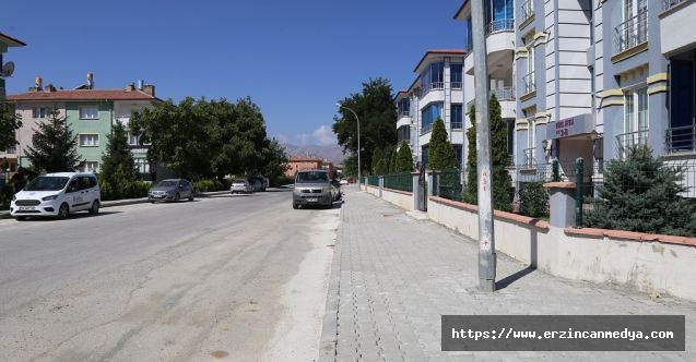 Erzincan Belediyesi tarafından şehrin birçok mahallesinde kaldırım yenileme çalışmaları aralıksız