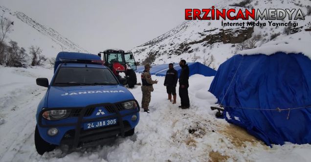 Erzincan’ın İliç ilçesinde hava muhalefeti nedeniyle mahsur kalan vatandaşlar Jandarma