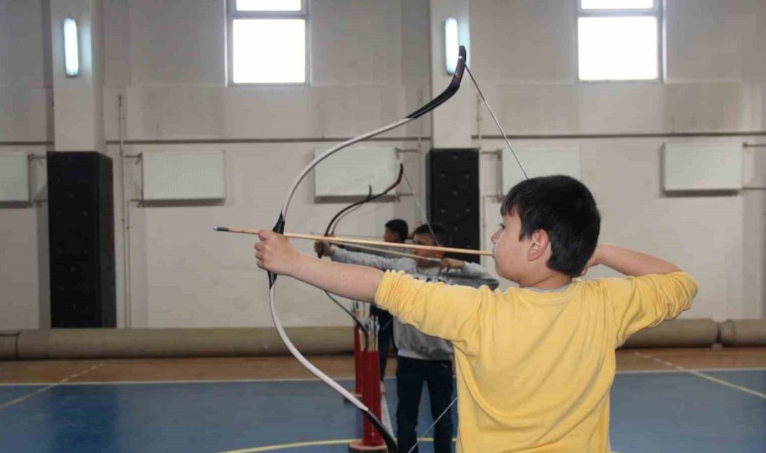 Erzincan Gençlik Merkezi’nde Geleneksel Türk Okçuluğu eğitimleri devam ediyor.