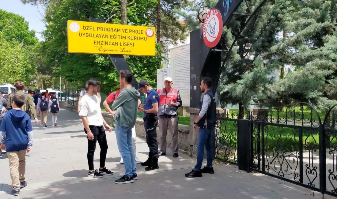 Erzincan İl Emniyet Müdürlüğü ekipleri okul önleri ve çevrelerinde denetimlerini